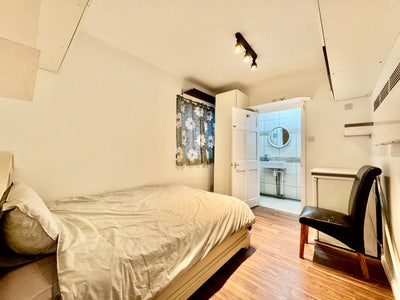 En-suite double room near station and university  Main Photo