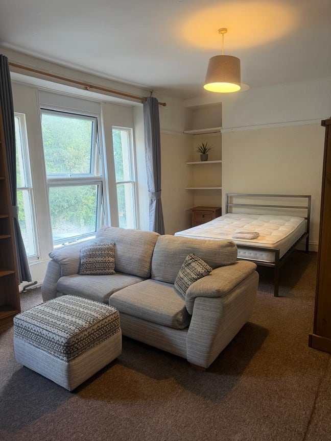 Large comfortable furnished bedsit close to city  Main Photo