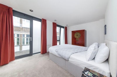 Large double room with ensuite and private balcony Main Photo