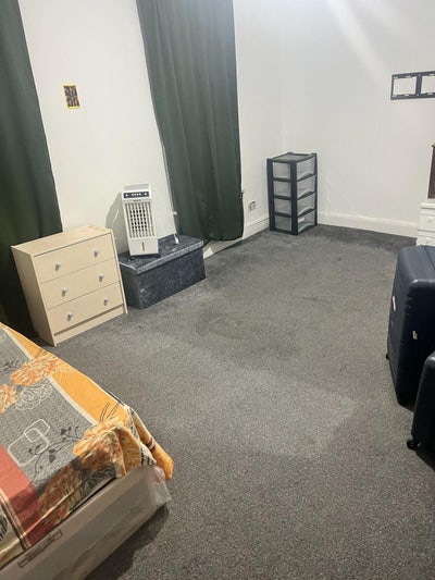 Bed Sharing available for Female East ham Main Photo