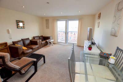 Modern 2 bed flat with parking space Main Photo
