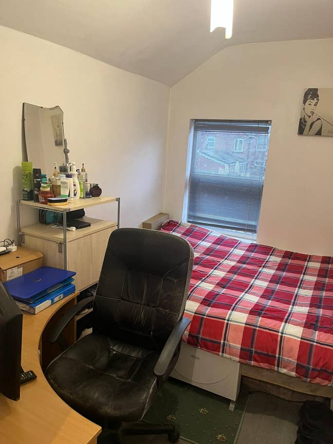 Affordable room in good location  Main Photo