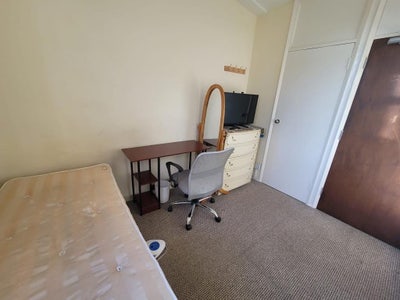 Room for Rent Bills Included Near University Main Photo