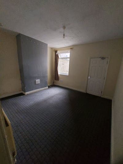 4 double bedroom house near High St, low deposit  Main Photo