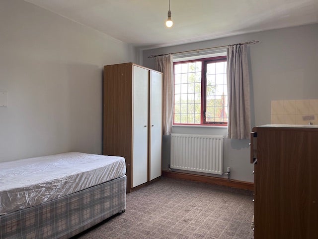 Large single bedroom next to RSH Main Photo