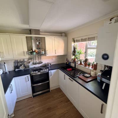 Double room  rent in Bagshot  Main Photo