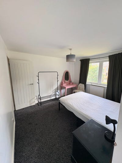 Flatmate wanted -short commute to Glasgow Main Photo