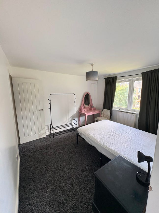 Flatmate wanted -short commute to Glasgow Main Photo