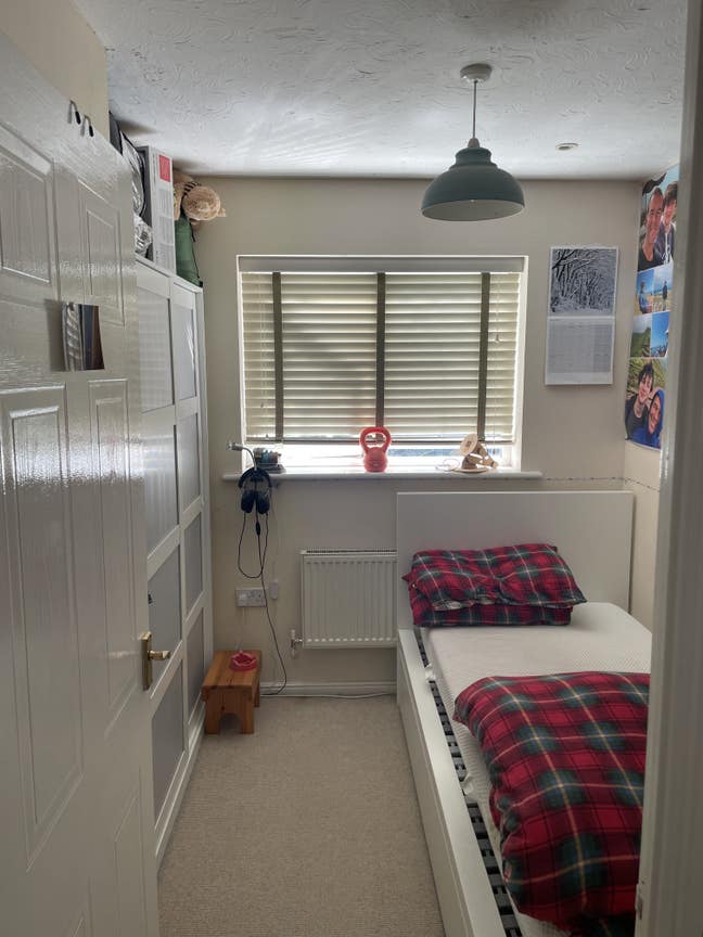 Quiet room/house/margam park Main Photo