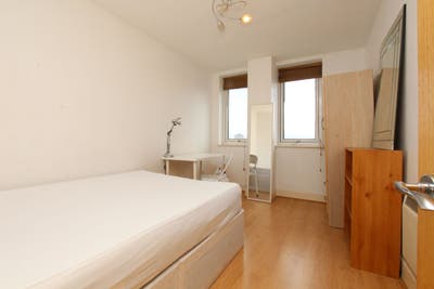 Last 2 rooms in Zone 1 with rooftop - Aldgate E1 Main Photo