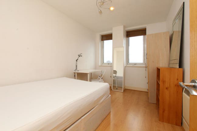 Last 2 rooms in Zone 1 with rooftop - Aldgate E1 Main Photo