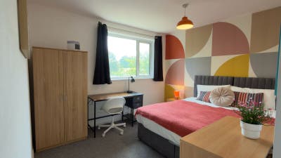 4 bed house with ensuite, parking, garden Main Photo