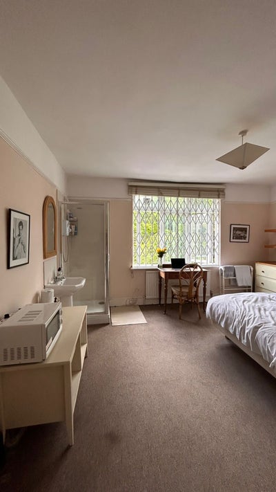 Double, Spacious and Bright/shower en Suite Main Photo