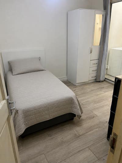 🌟 Bright En-Suite Room | 5 mins from Plaistow Sta Main Photo