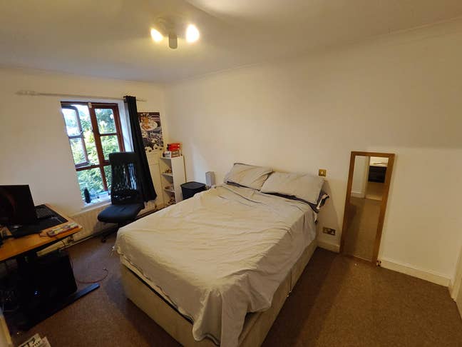 Large double room on riverside, 5 min to tube Main Photo