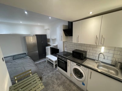 Ground floor studio flat Main Photo