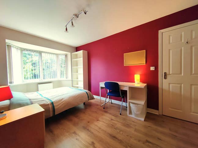 Large Double Room with Bay-Window near Willowbrook Main Photo