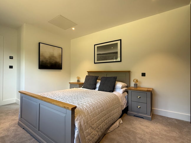 Double room, own shower room and seperate access Main Photo