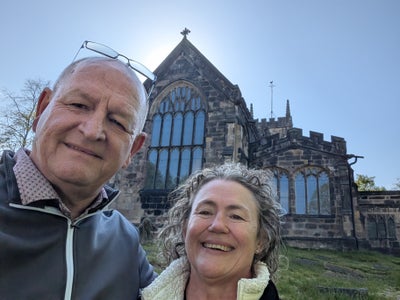 Couple looking for a temp room share Main Photo