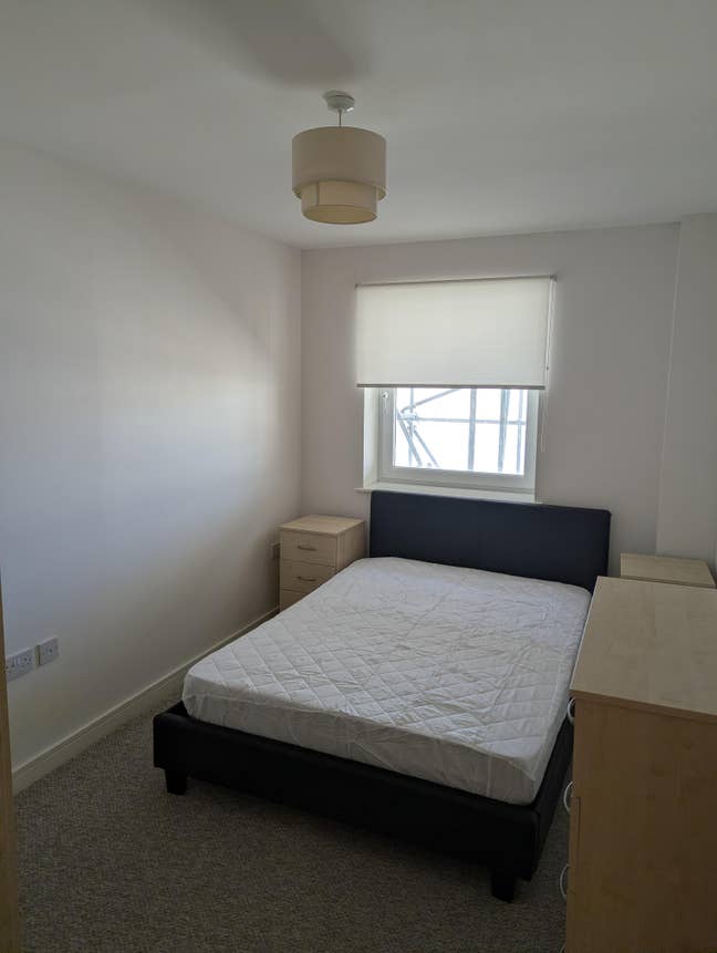Lovely double bedroom in Overstone Court Main Photo