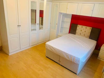 Double Room to let in east ham e6 6hh Main Photo