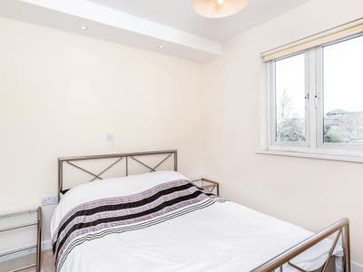2 bed flat 5 mins from mermaid quay Main Photo
