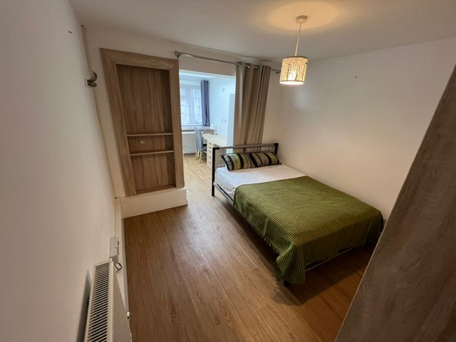 Large En-Suite Room (Studio) near Burnham Station Main Photo