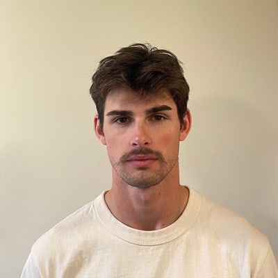 25 year old professional seeking long term room Main Photo