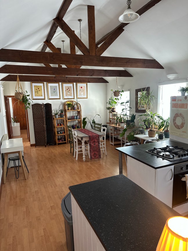 Double room in 2 bedroom flat-3 min walk to beach Main Photo