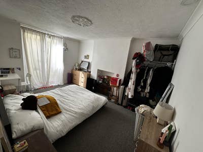 Spacious room in a 3-bed flat Main Photo