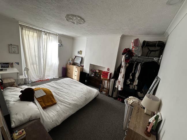 Spacious room in a 3-bed flat Main Photo