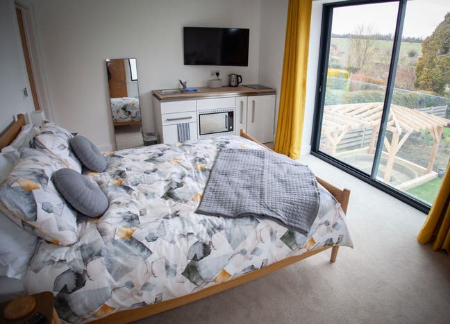 Newly completed double room with en-suite/kitchen  Main Photo