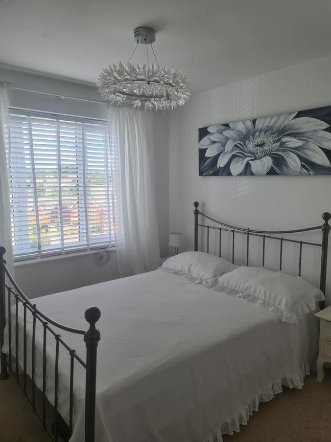 Small Double bedroom.own lounge own bathroom Main Photo