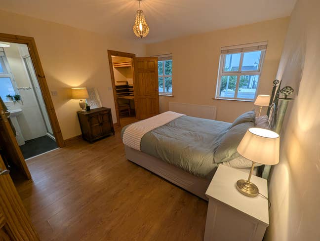 Fully Furnished Large room with Ensuite & Kitchen Main Photo