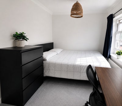 Huge Double Room With Private Bathroom  Main Photo