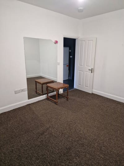 Very clean and spacious Room  Main Photo