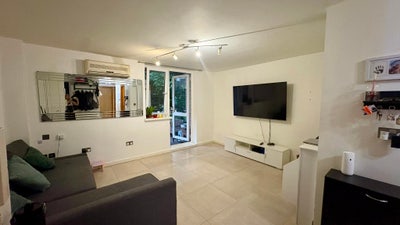 Small Double Room Available - Short-Term Let  Main Photo