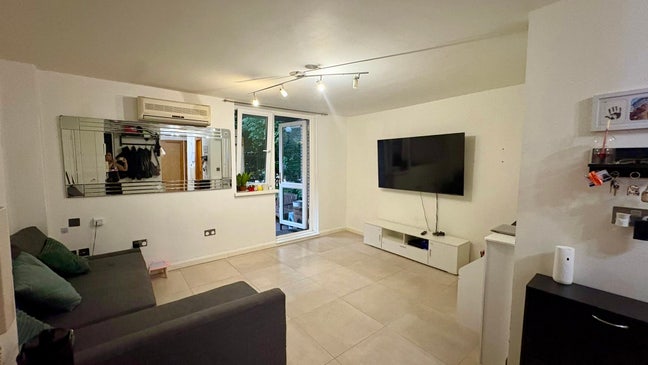 Small Double Room Available - Short-Term Let  Main Photo