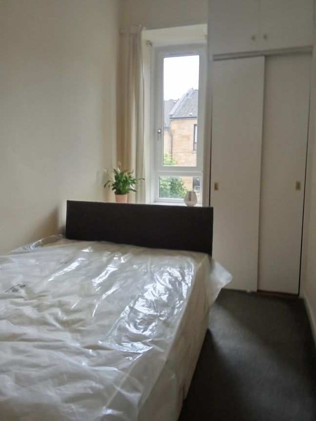Bright West End Tenament, high ceilings Main Photo