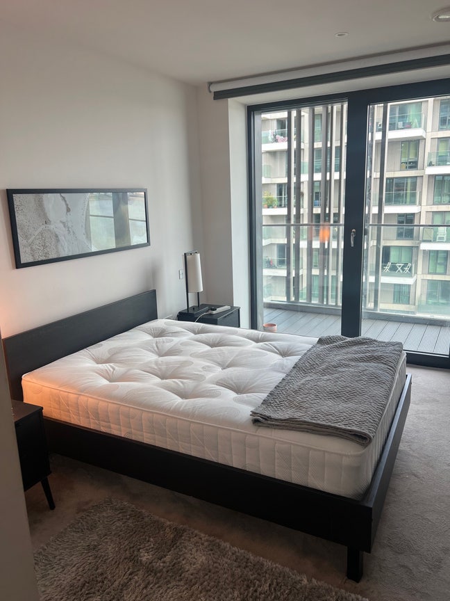 Short Term let - Royal Wharf Main Photo