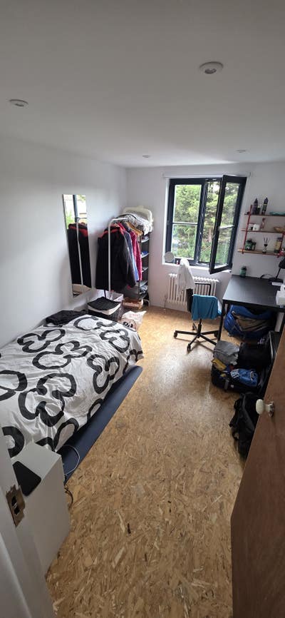 Room for on top floor loft 2.5 x 3  Main Photo