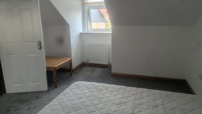 Large room to let  Main Photo