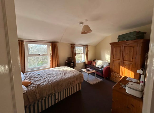 Double Bedroom in Friendly Flat Share (: Main Photo