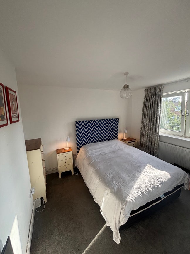 2 Double Rooms in SW8 4XQ Main Photo
