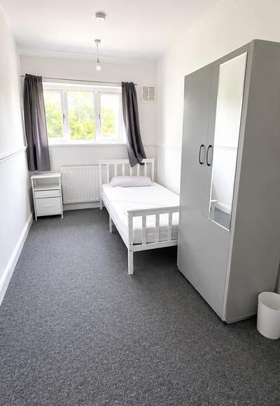 Single Room is available for rent in -  IG11 0NW Main Photo