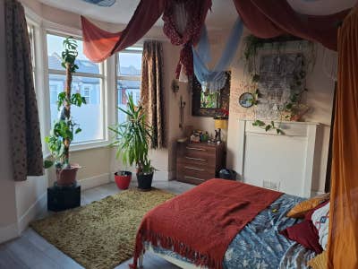 N22 flatmate needed in a cosy spacious house Main Photo