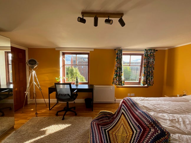 Central Double Room by Glasgow Green Main Photo