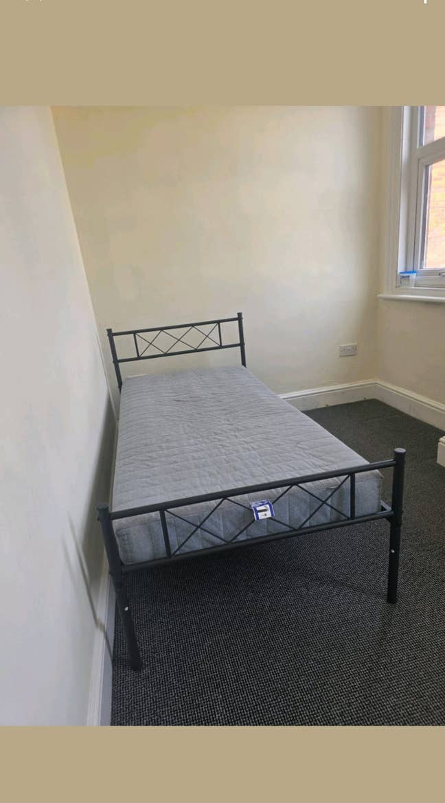 One single room and one bathroom is available  Main Photo