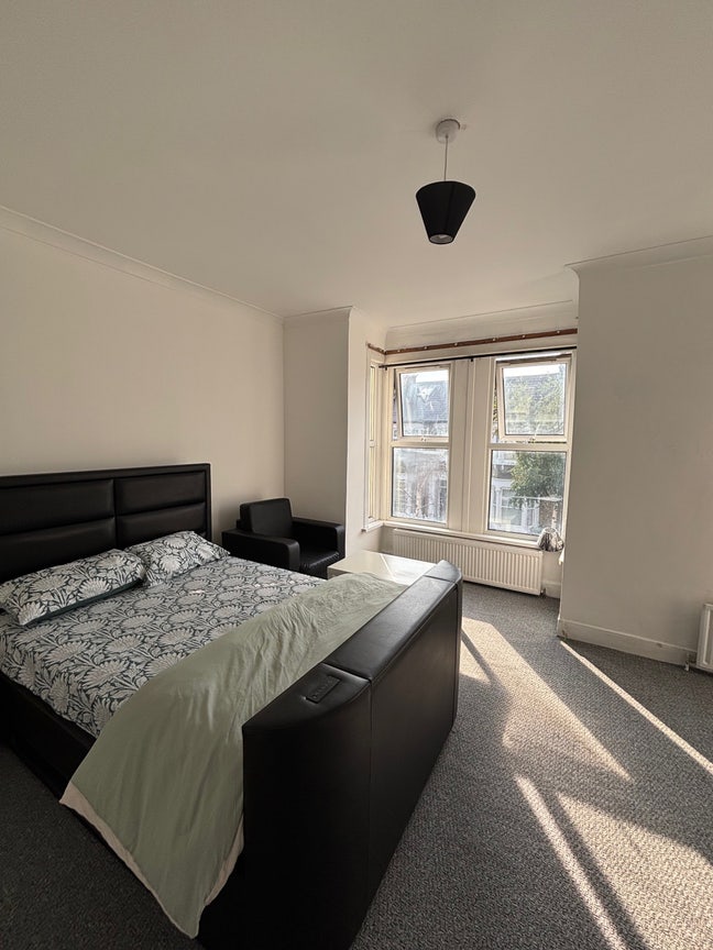 2 Double Bedrooms Main Photo