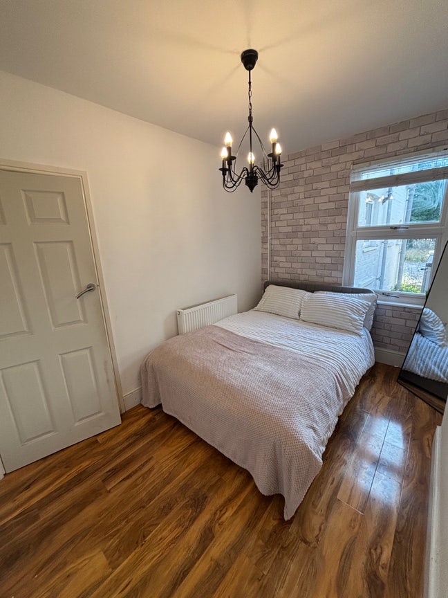 Spacious Double Rooms Available to Rent Main Photo